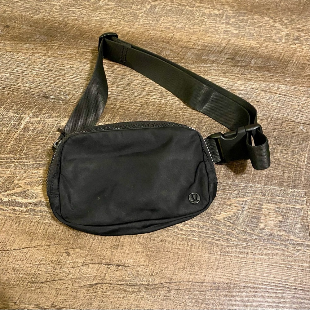 Lululemon Everywhere Belt Bag Waist Fanny Pack Black Multi Compartment